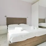 Guesthost - Spacious In Trenno Lägenhet *