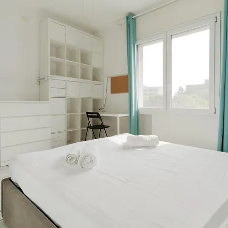 Guesthost - Spacious In Trenno Appartement