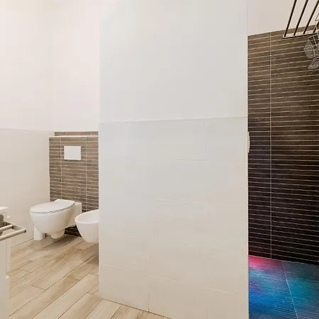 Guesthost - Spacious In Trenno 아파트