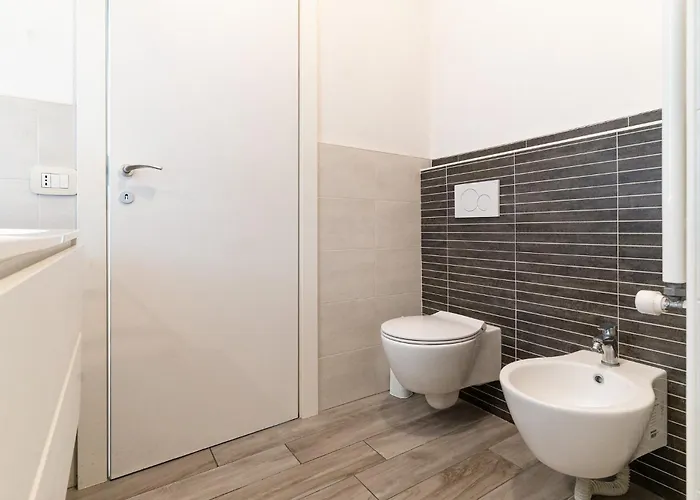 Guesthost - Spacious In Trenno * Milaan