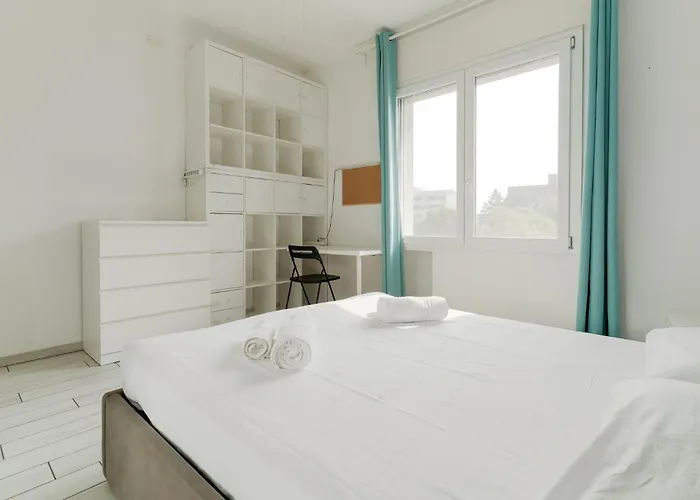 Guesthost - Spacious In Trenno Appartement