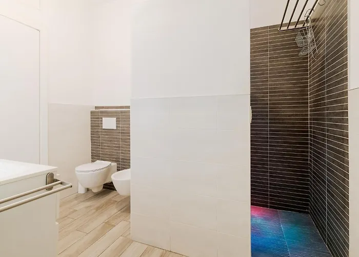 Guesthost - Spacious In Trenno Appartement