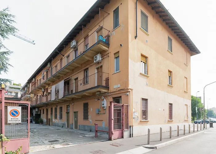 Guesthost - Spacious In Trenno Appartement